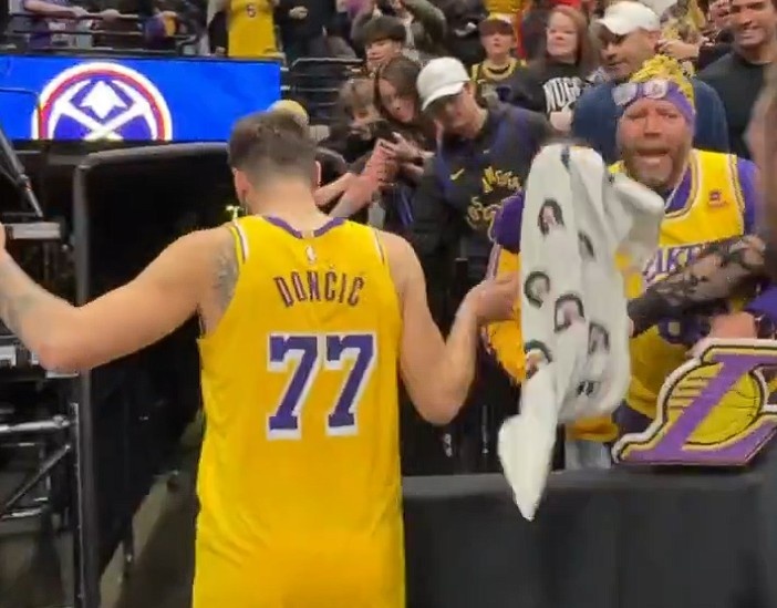 实时比分查询-詹姆斯和东契奇赛后都为球迷送上原味儿毛巾 球迷都欣喜若狂