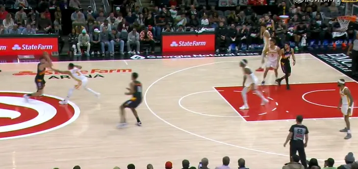 实时比分查询-杰伦-格林首节登场4分钟后被换下，目前没在太阳替补席