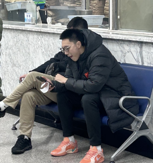 开云登录入口-贺希宁曝光胡明轩无缘世预赛原因：膝伤复发 回国第一时间去医院